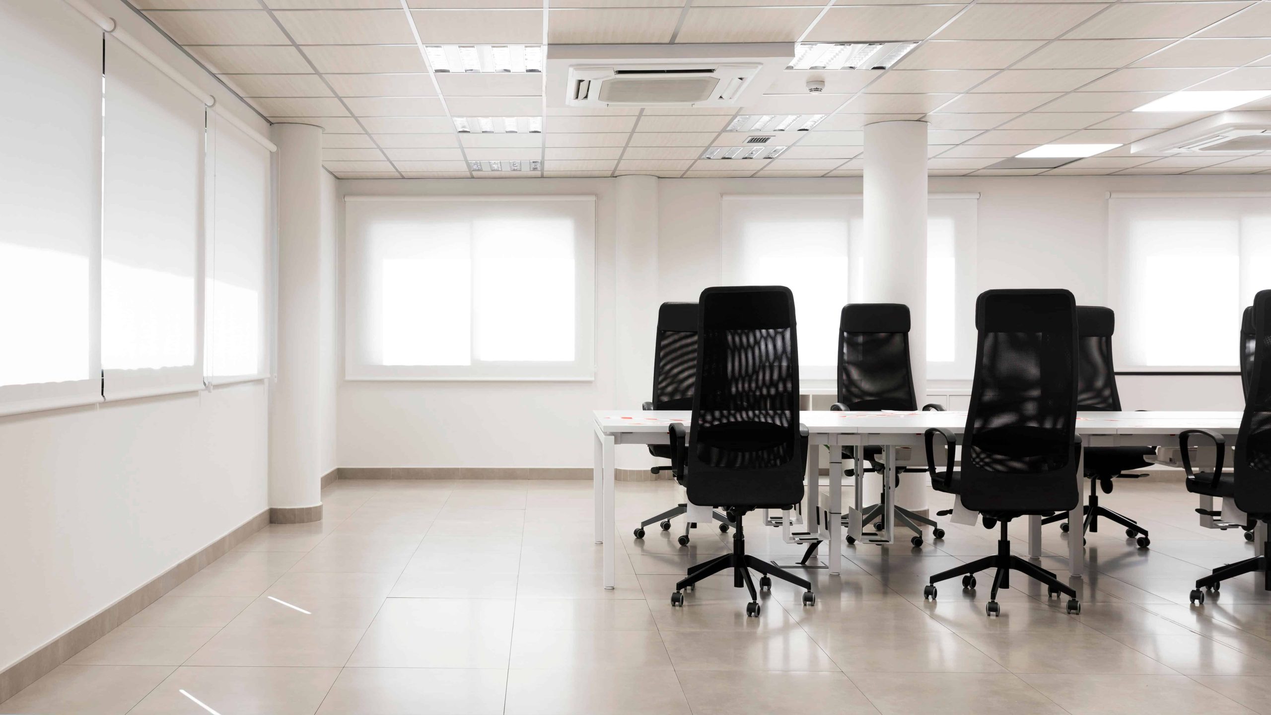 sala-de-conferencias-vacia-con-espacio-de-copia (1)